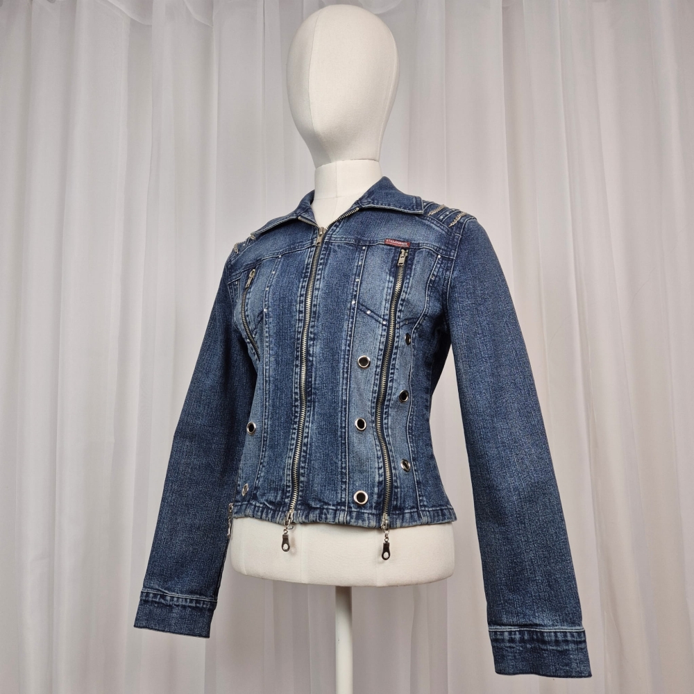 Jeansowa kurtka z zamkami i nitami upcycling M