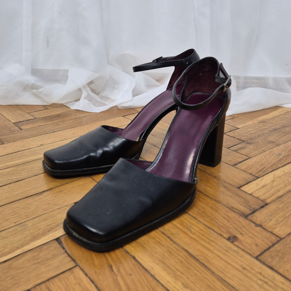 Skórzane buty na obcasie 39