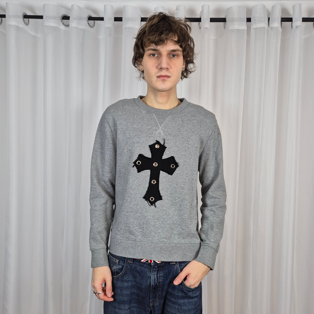Bluza crewneck z krzyżem i nitami upcycling męskie L