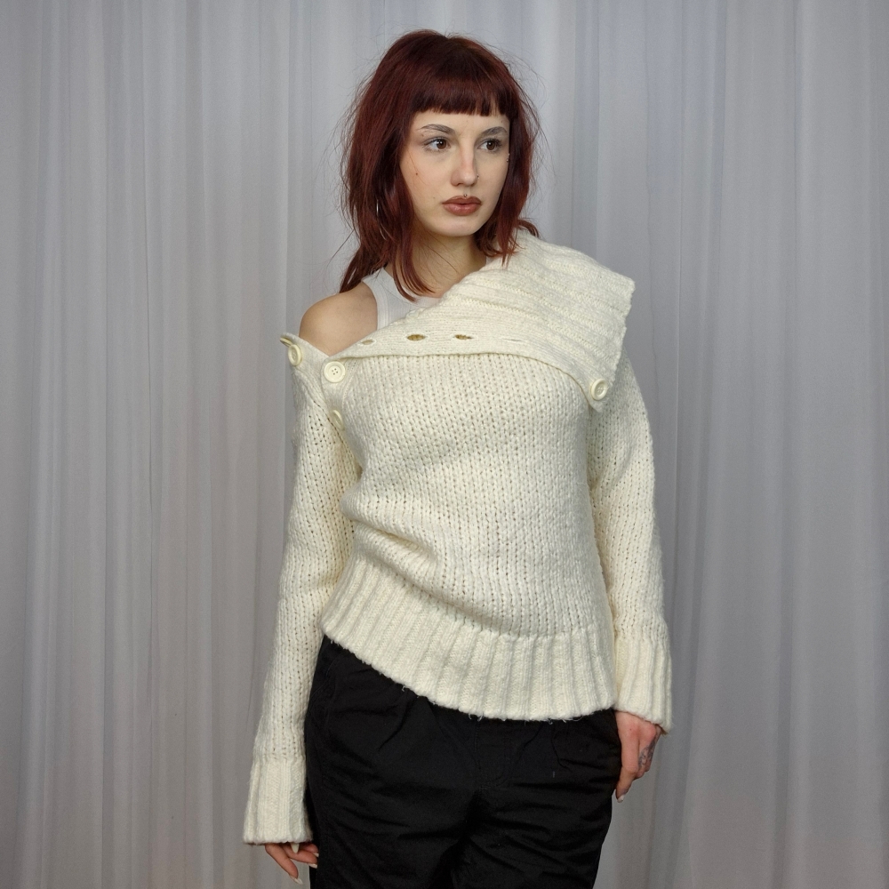 Sweter z asymetrycznym kołnierzem M
