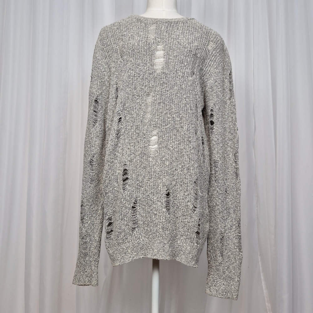 Sweter z dziurami L